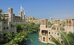 Souk Madhinat Jumeira mit Burj Al Arab im Hintergrund