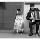 Sourire au coin d'une rue