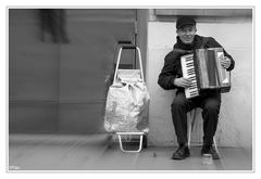 Sourire au coin d'une rue