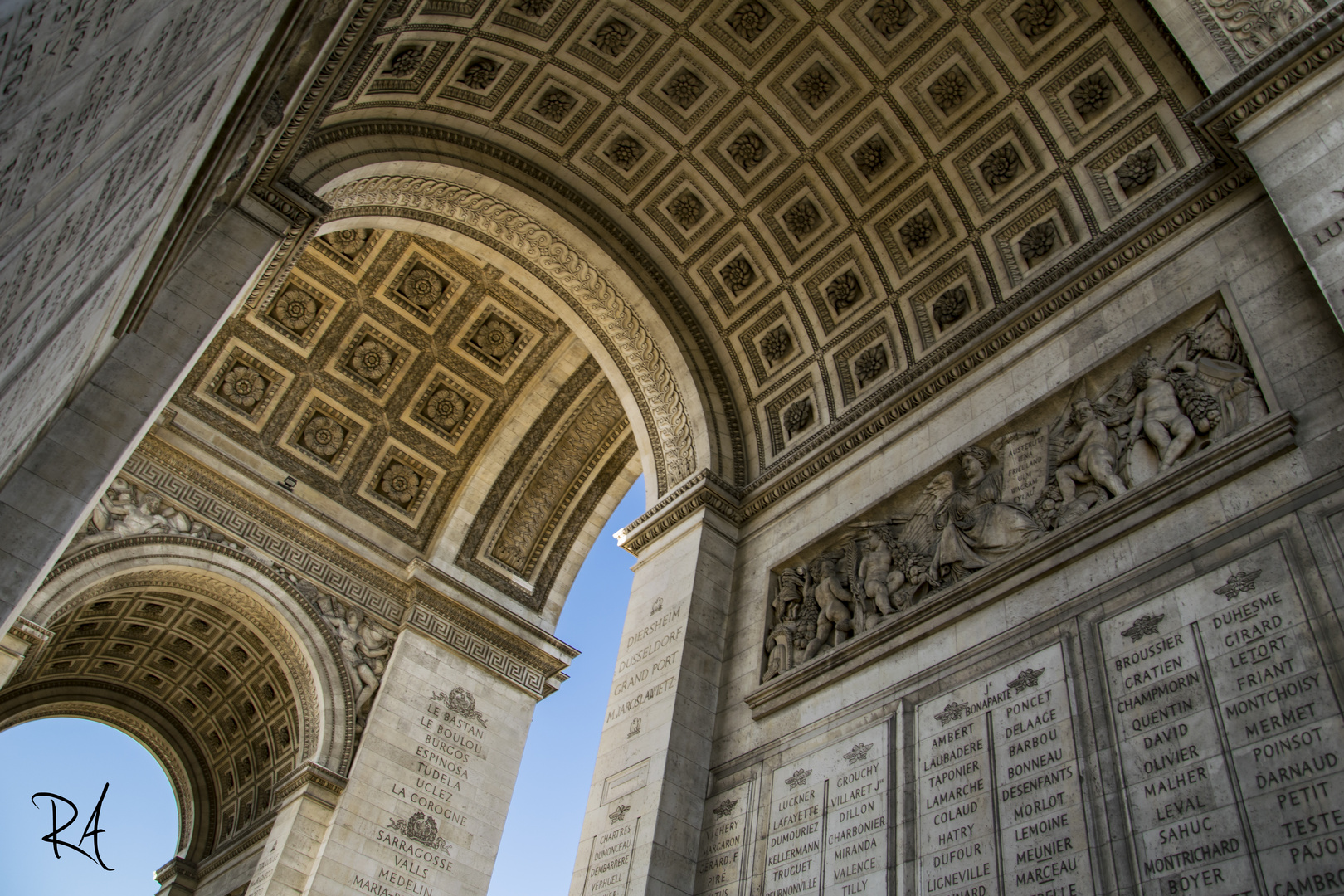 Sous l' Arc de Triomphe