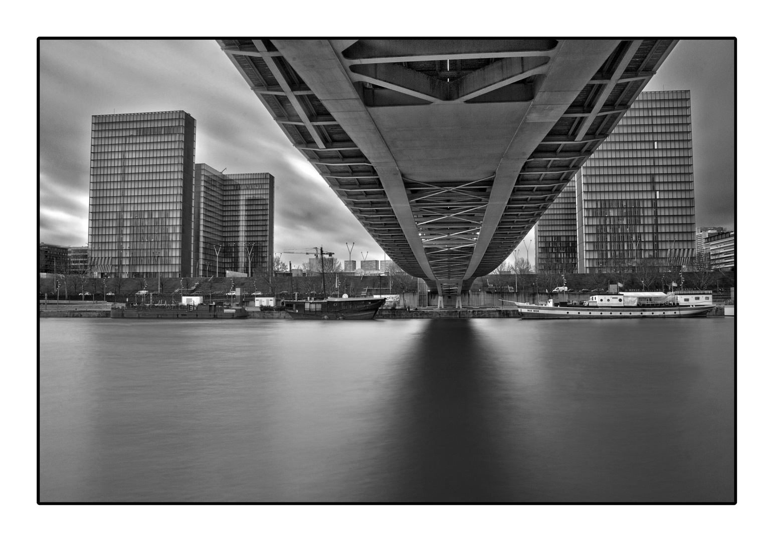 Sous la passerelle Simone de Beauvoir