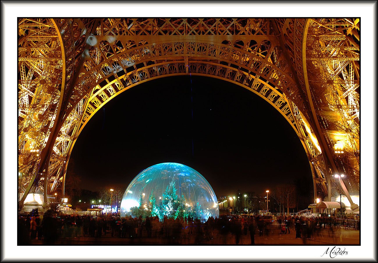 Sous la tour Eiffel.