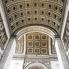 Sous l'arc de Triomphe