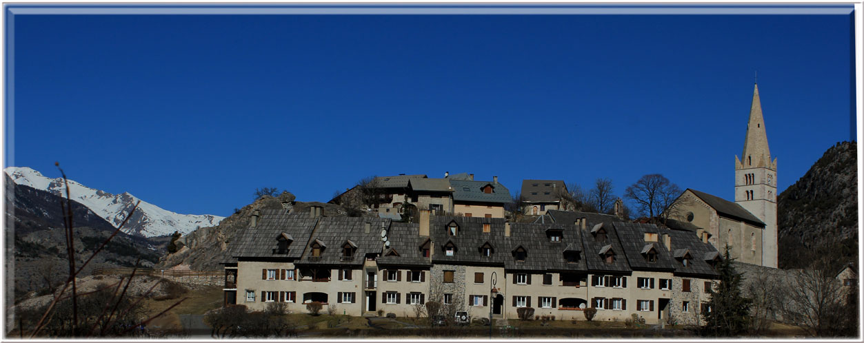 SOUS LE CIEL BLEU DES HAUTES-ALPES ( 05)