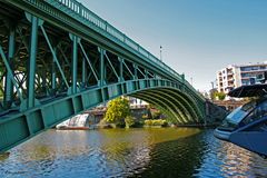 Sous le pont