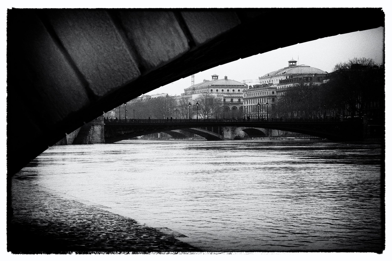 Sous le pont