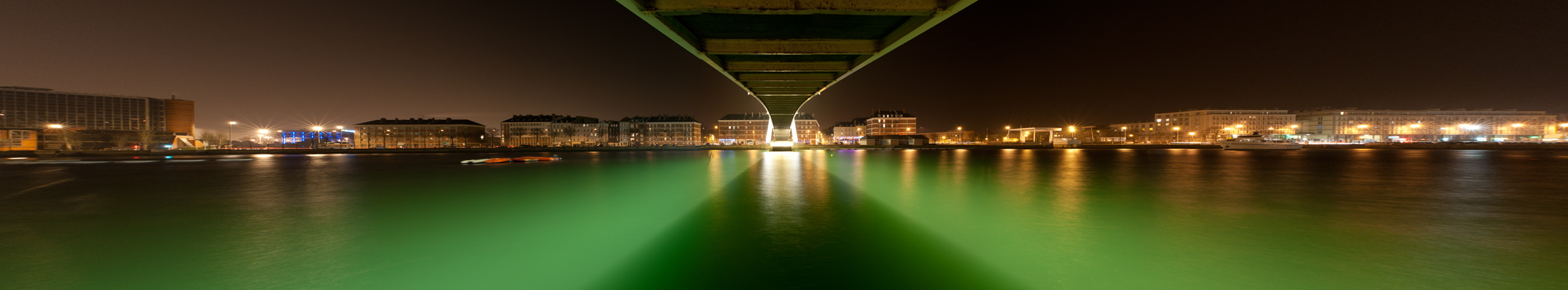 sous le pont von Datura1711 