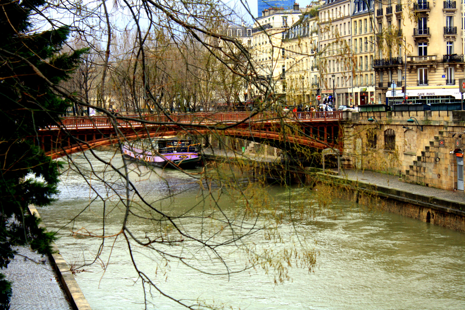 Sous le pont de Paris