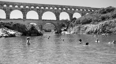 Sous le Pont du Gard ....