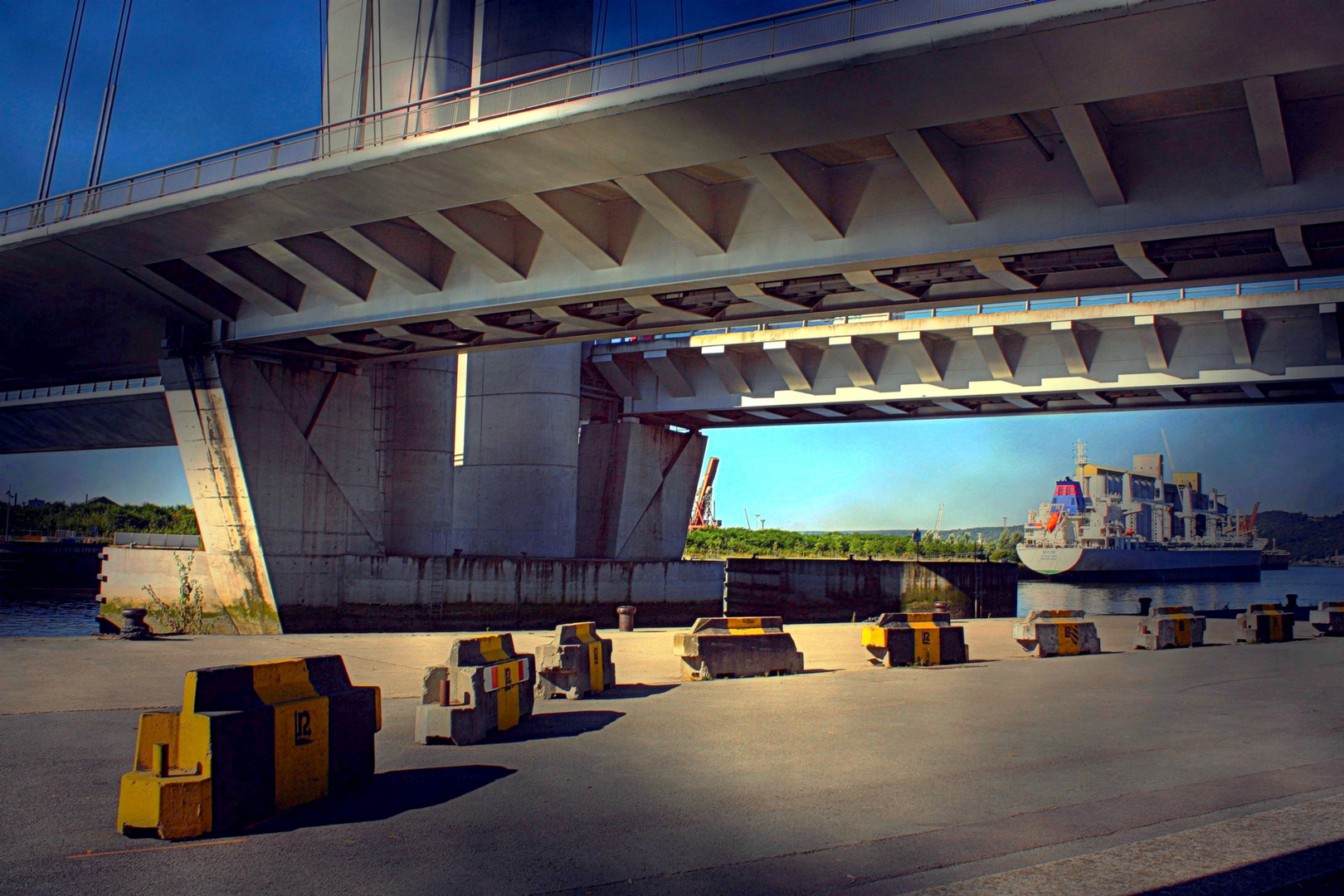  Sous  le pont Flaubert / ROUEN Seine-Maritime) 