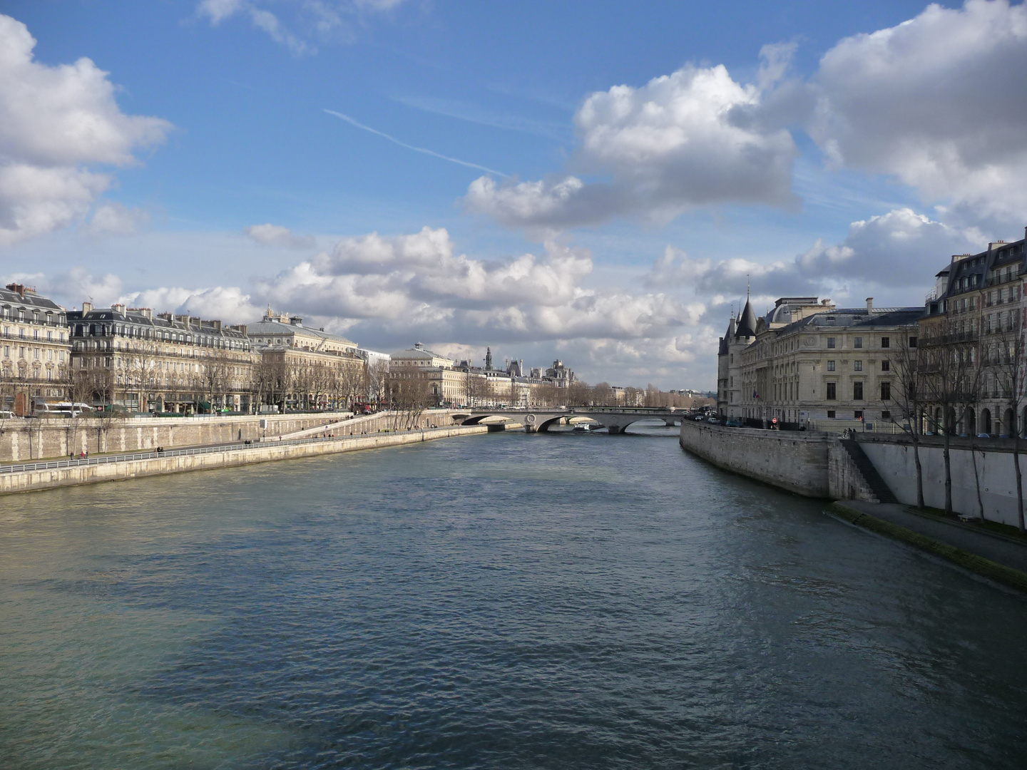 Sous le pont, la Seine...