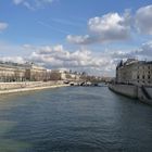 Sous le pont, la Seine...