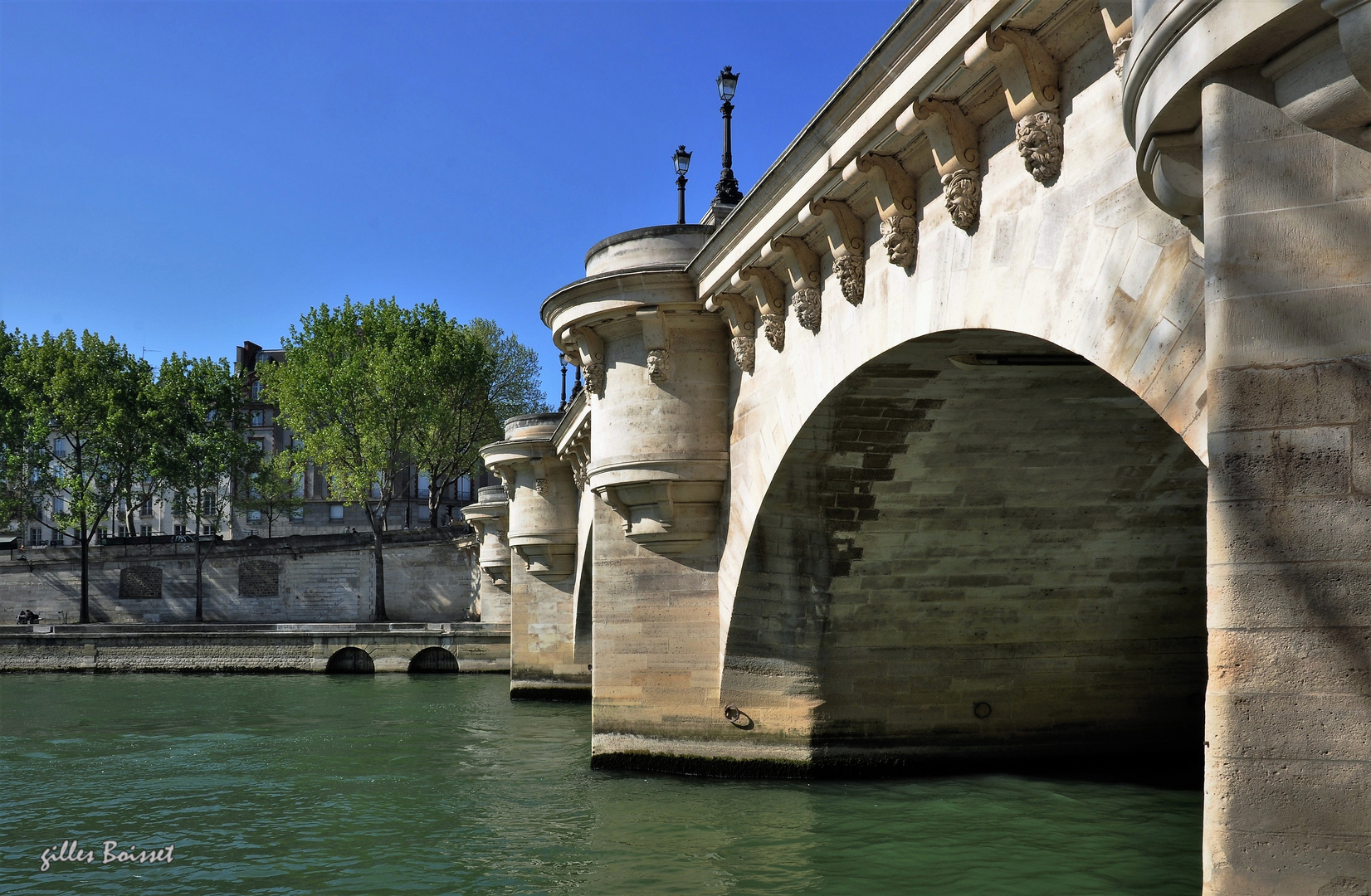 sous le pont neuf