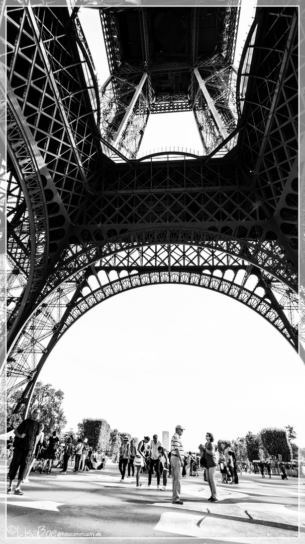 Sous le Tour Eiffel