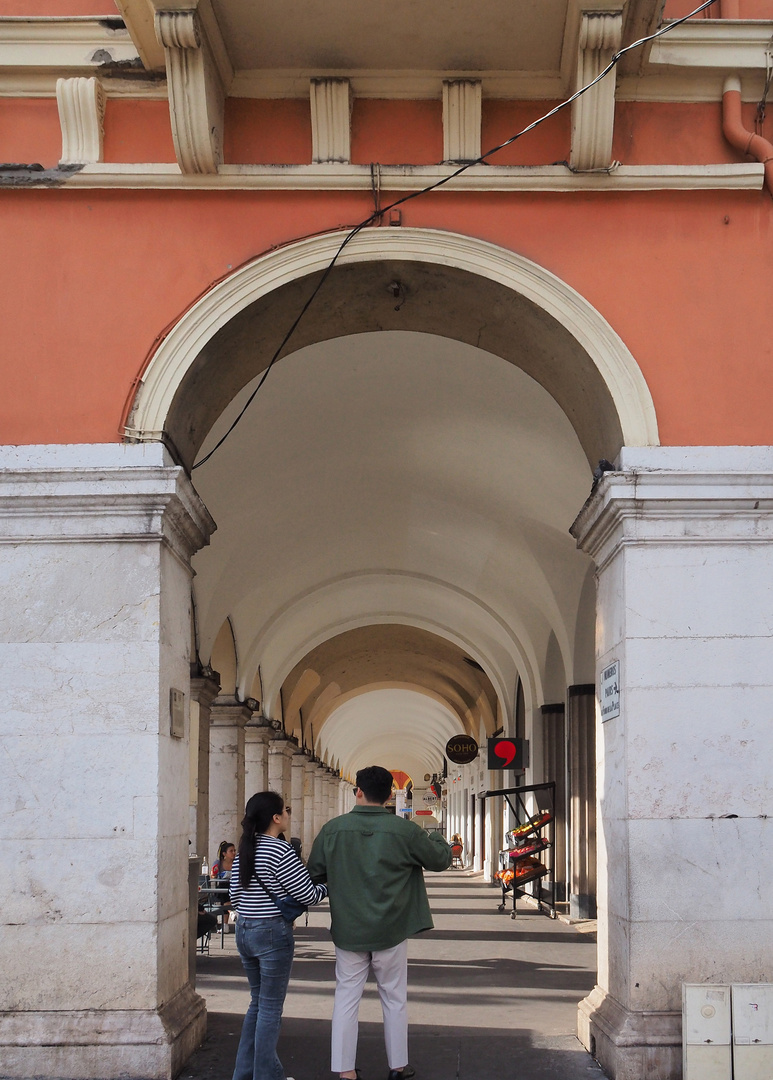 Sous les arcades de la Place Masséna