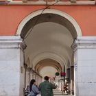 Sous les arcades de la Place Masséna