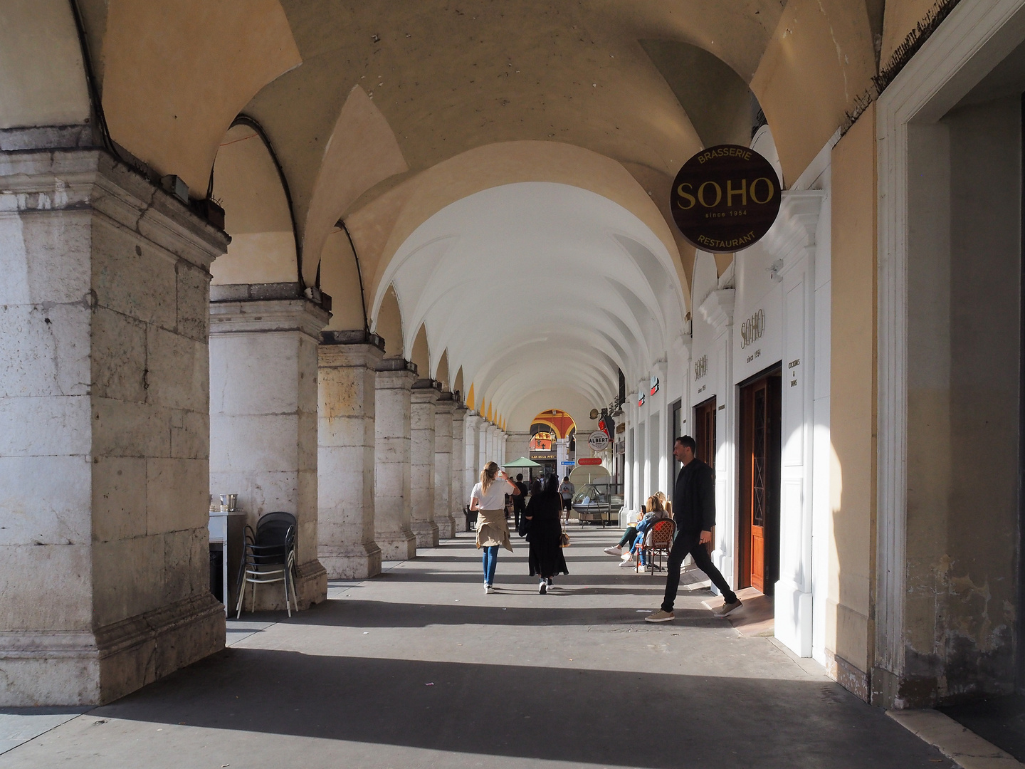 Sous les arcades de la Place Masséna  -  Nice	