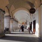 Sous les arcades de la Place Masséna  -  Nice	