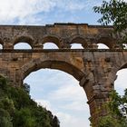 Sous les arches du Pont du Gard .