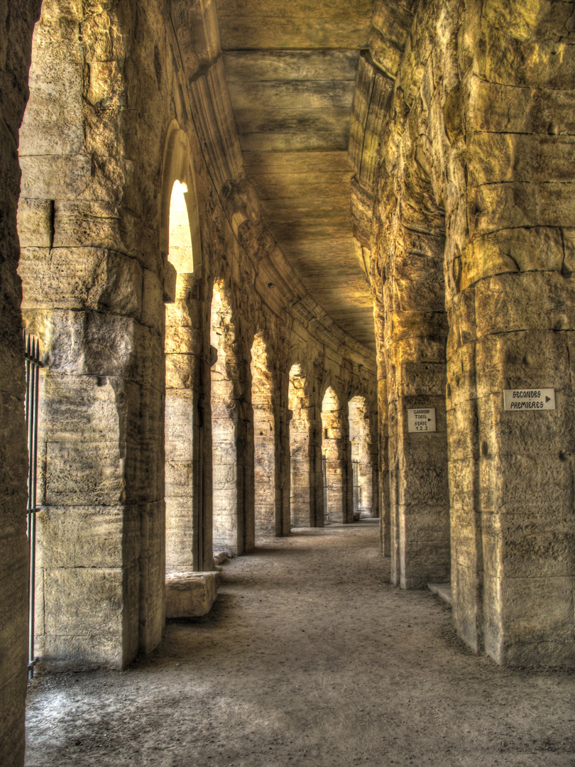 SOUS LES ARÈNES