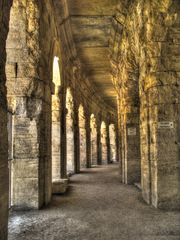 SOUS LES ARÈNES