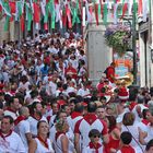 Sous Les Fanions, La Foule aux Foulards Rouges Emportée par La Fête.....