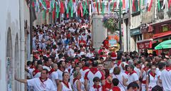 Sous Les Fanions, La Foule aux Foulards Rouges Emportée par La Fête.....