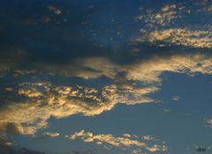 Sous les nuages ensoleillés