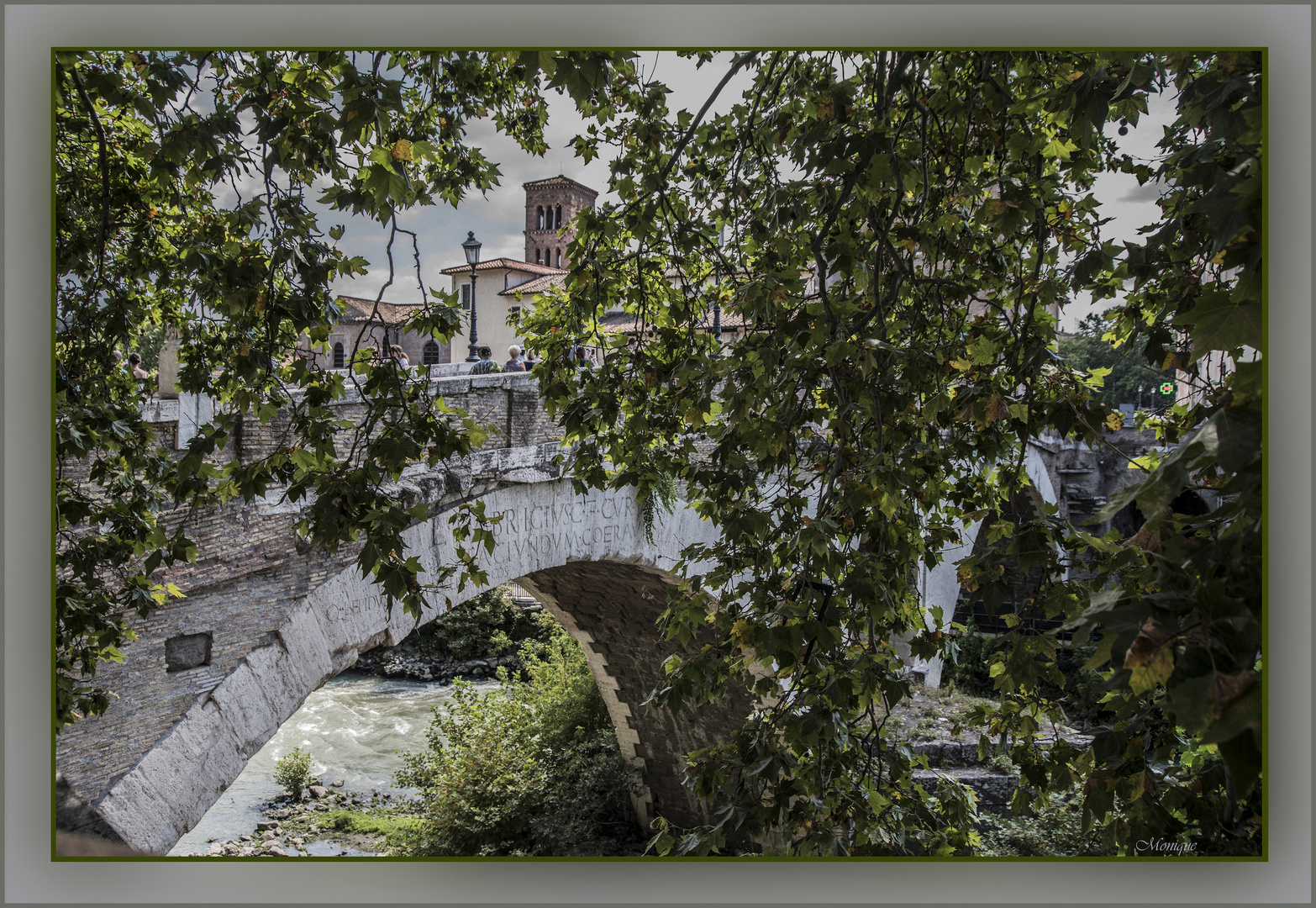Sous les ponts de Rome coule le Tibre...... Comme sous les ponts de Paris coule la Seine !
