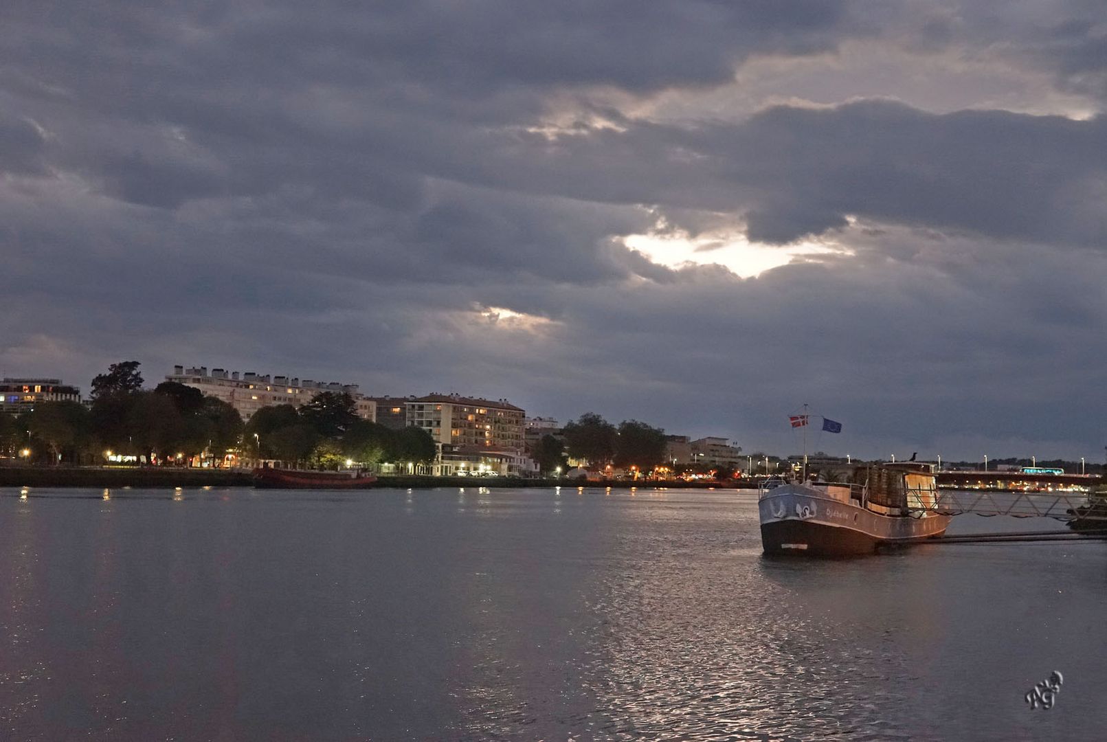 Sous un ciel chargé, Bayonne s'endort ....