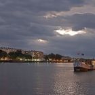 Sous un ciel chargé, Bayonne s'endort ....