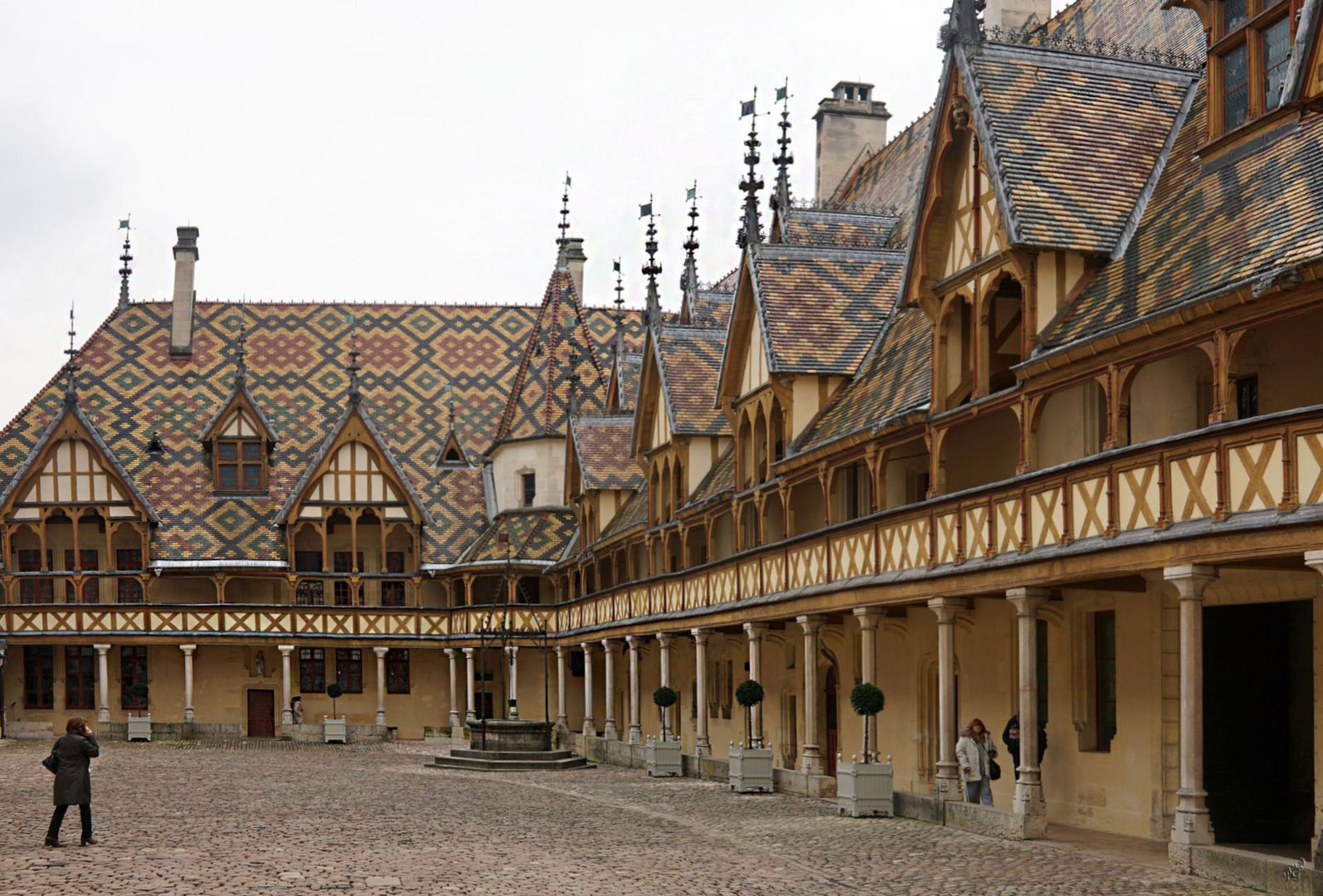 Sous un ciel gris ... les hospices de Beaune