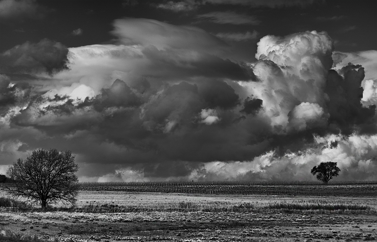 Sous un ciel tourmenté .