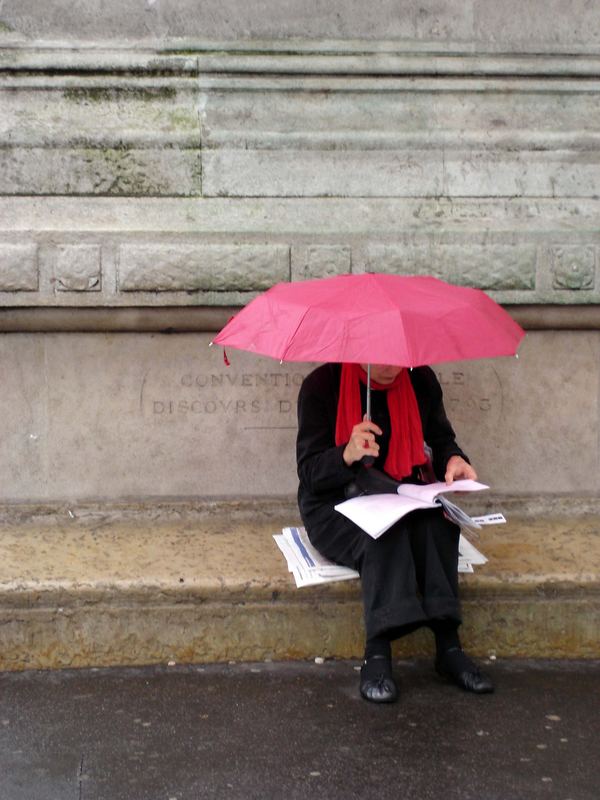 Sous un parapluie