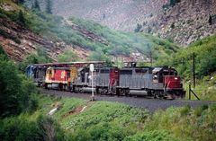 Southern Pacific Freight Train auf der Fahrt durch die Rocky Mountains bei Vail,CO