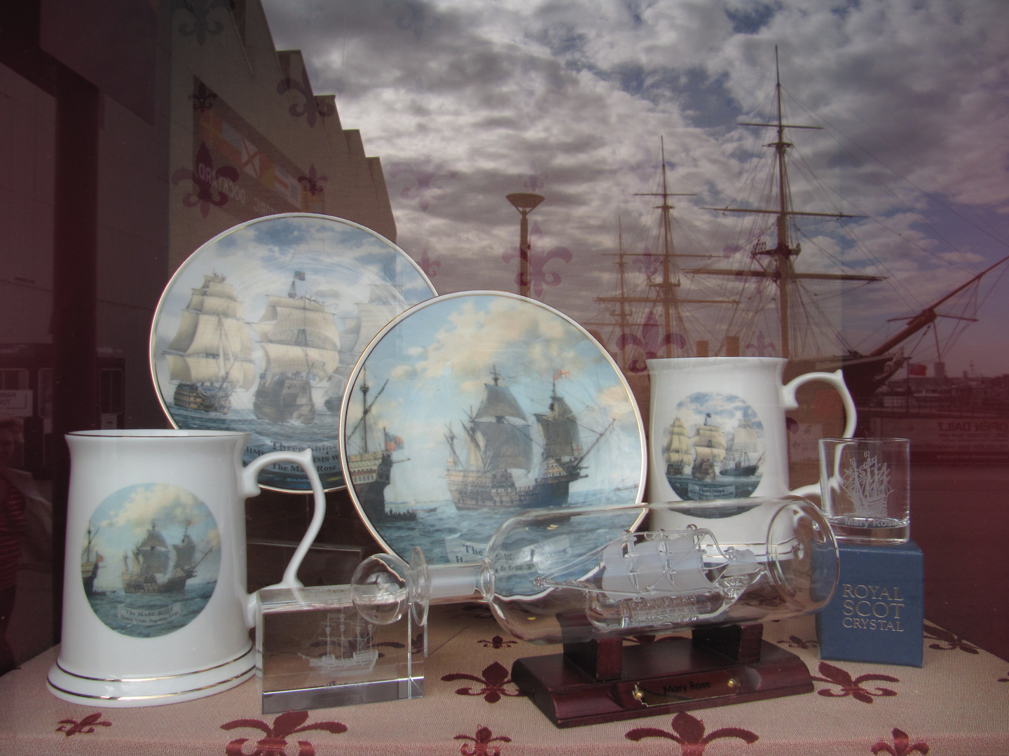 Souvenierschaufenster im historischen Hafen von Portsmouth