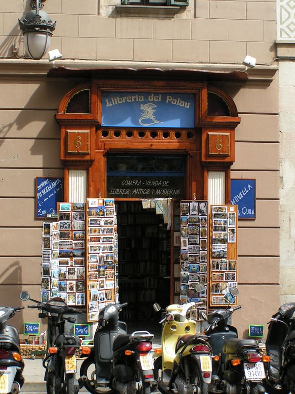 Souvenir Kiosk bei Palau de la Musica Catalana