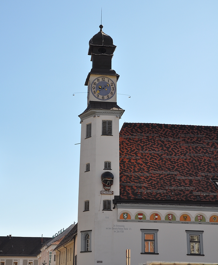 ...sowie ein altes Rathaus