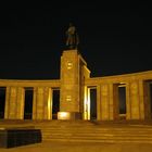 Sowjetisches Ehrendenkmal bei Nacht