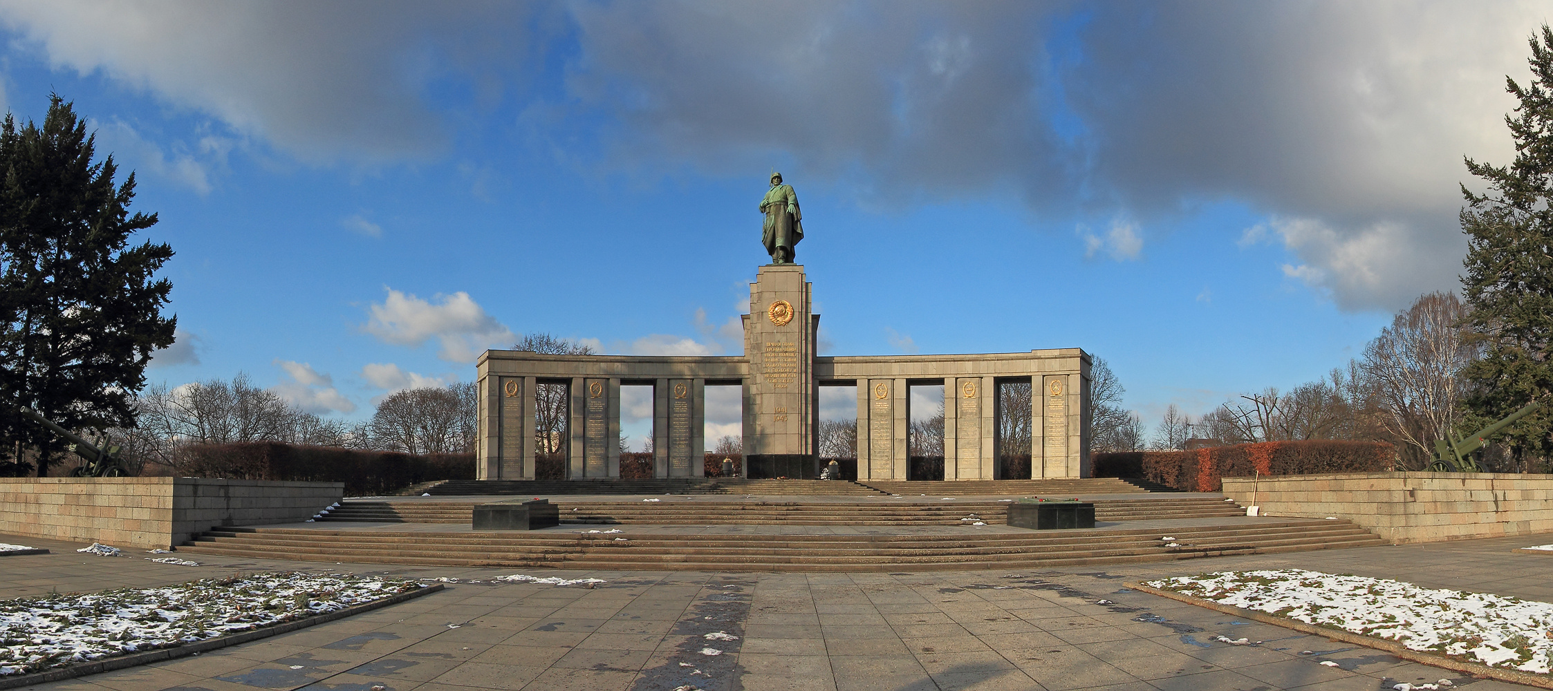 Sowjetisches Ehrenmal im Berliner Tiergarten - in einer fortschreitenden Eiszeit 