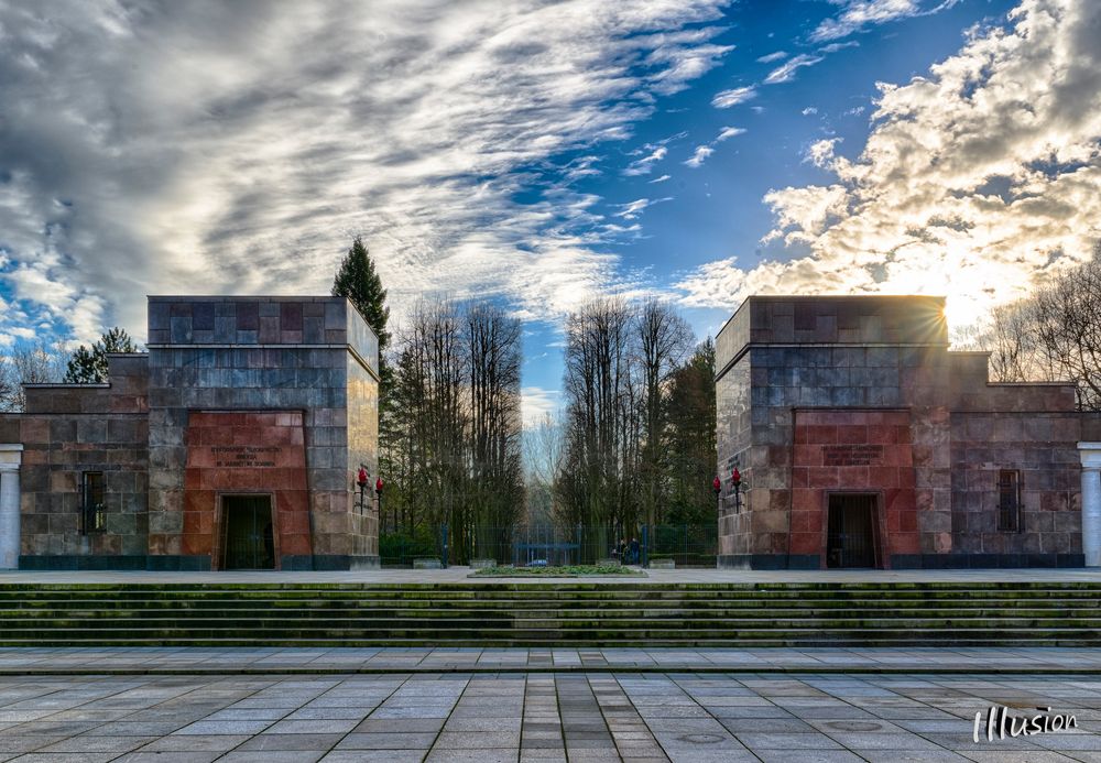 Sowjetisches Ehrenmal in Berlin Pankow im Sonnenlicht