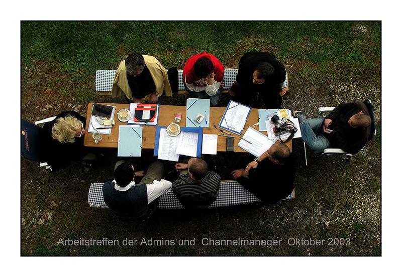 Sozialfoto großes Arbeitstreffen