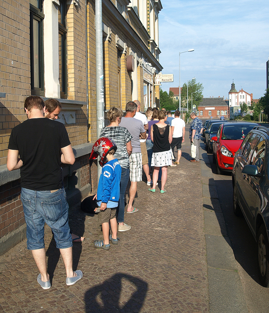 Sozialistische Wartegemeinschaft vor der Feinbäckerei Renelt in Plagwitz