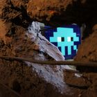 Space Invader hinter Mauer