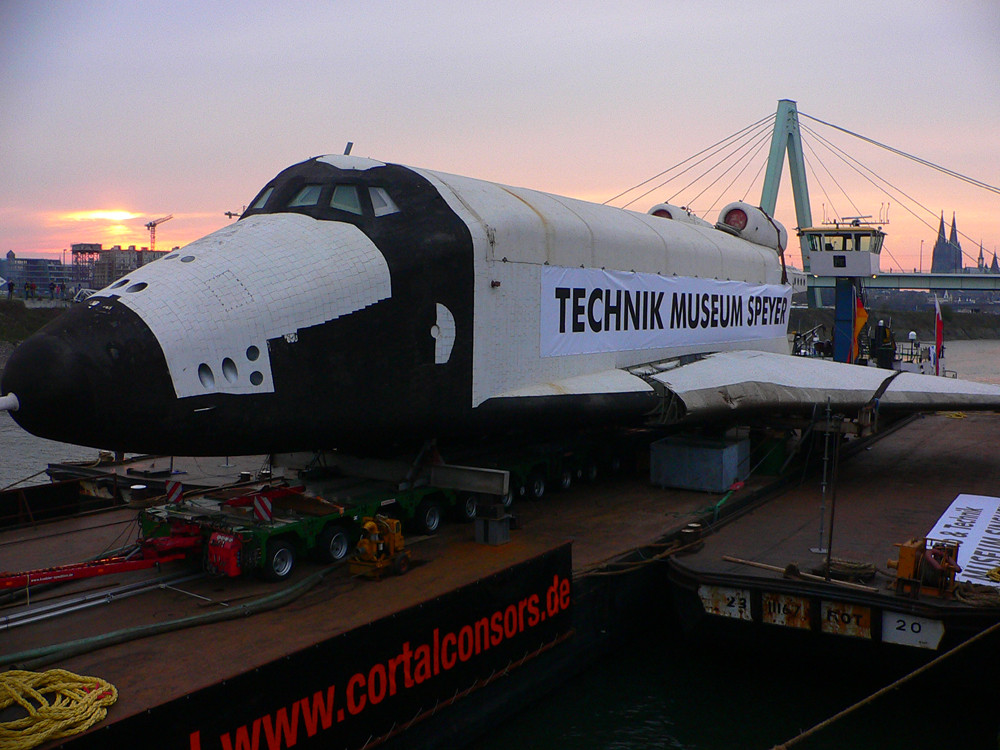 Space Shuttle meets Köln