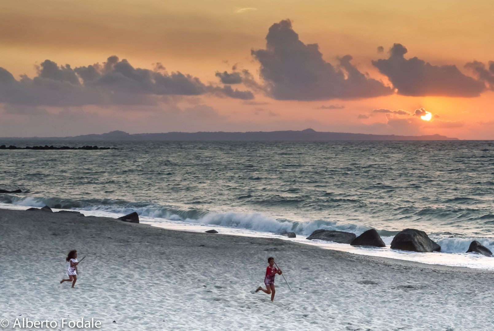 Spadafora - Bimbi che giocano al Tramonto