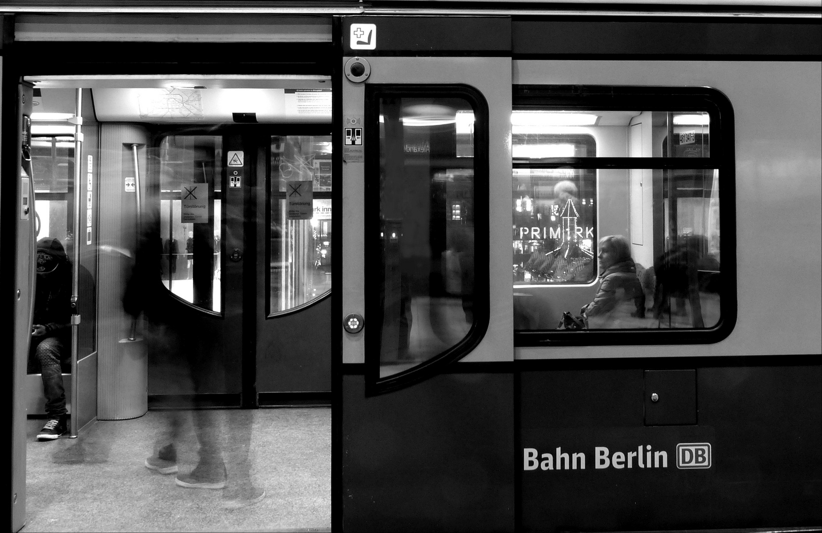 Spät abends in der S-Bahn - oder - der skeptische Blick 