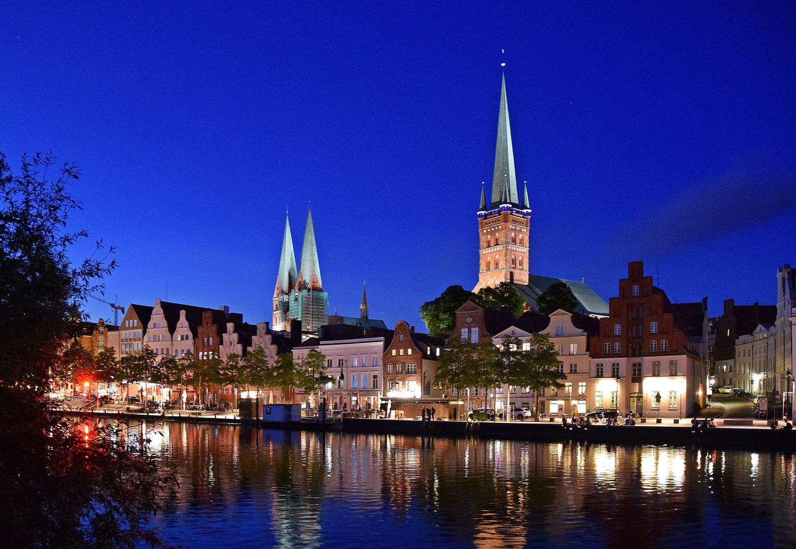 Spät am Abend in Lübeck an der Obertrave