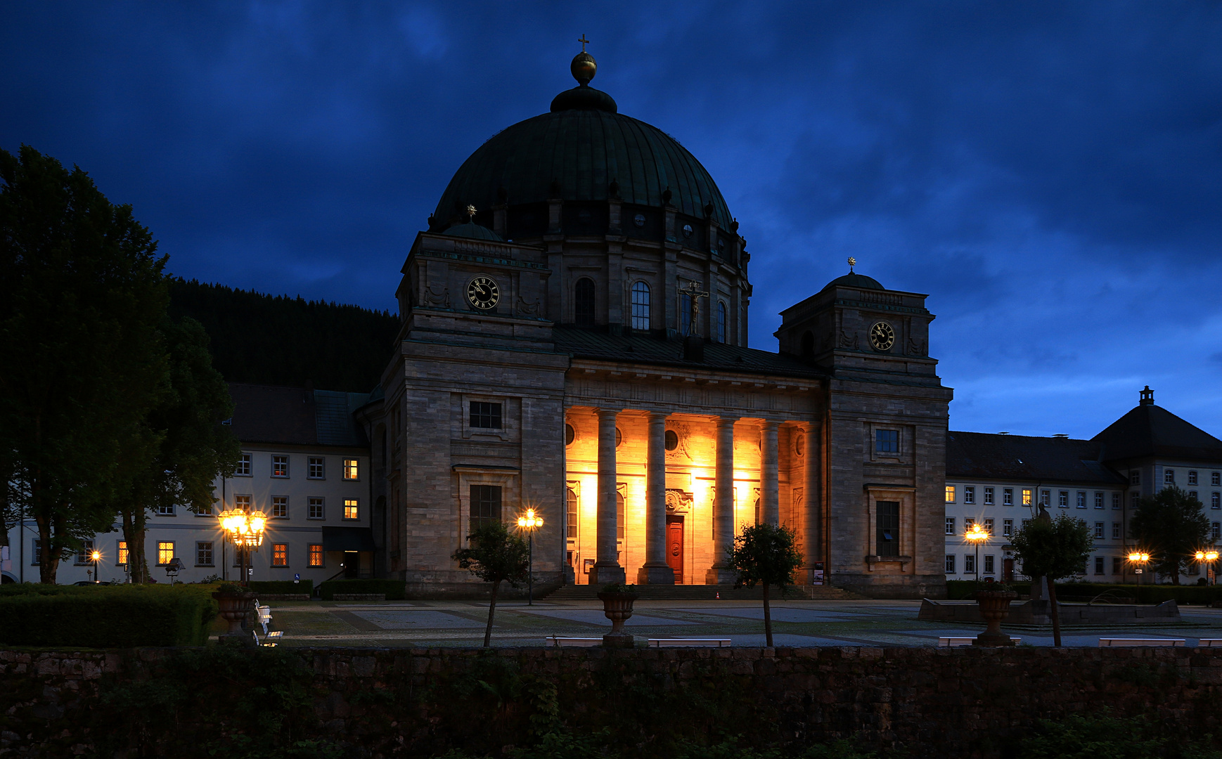 Spätabends vor dem St.Blasius Dom in St.Blasien