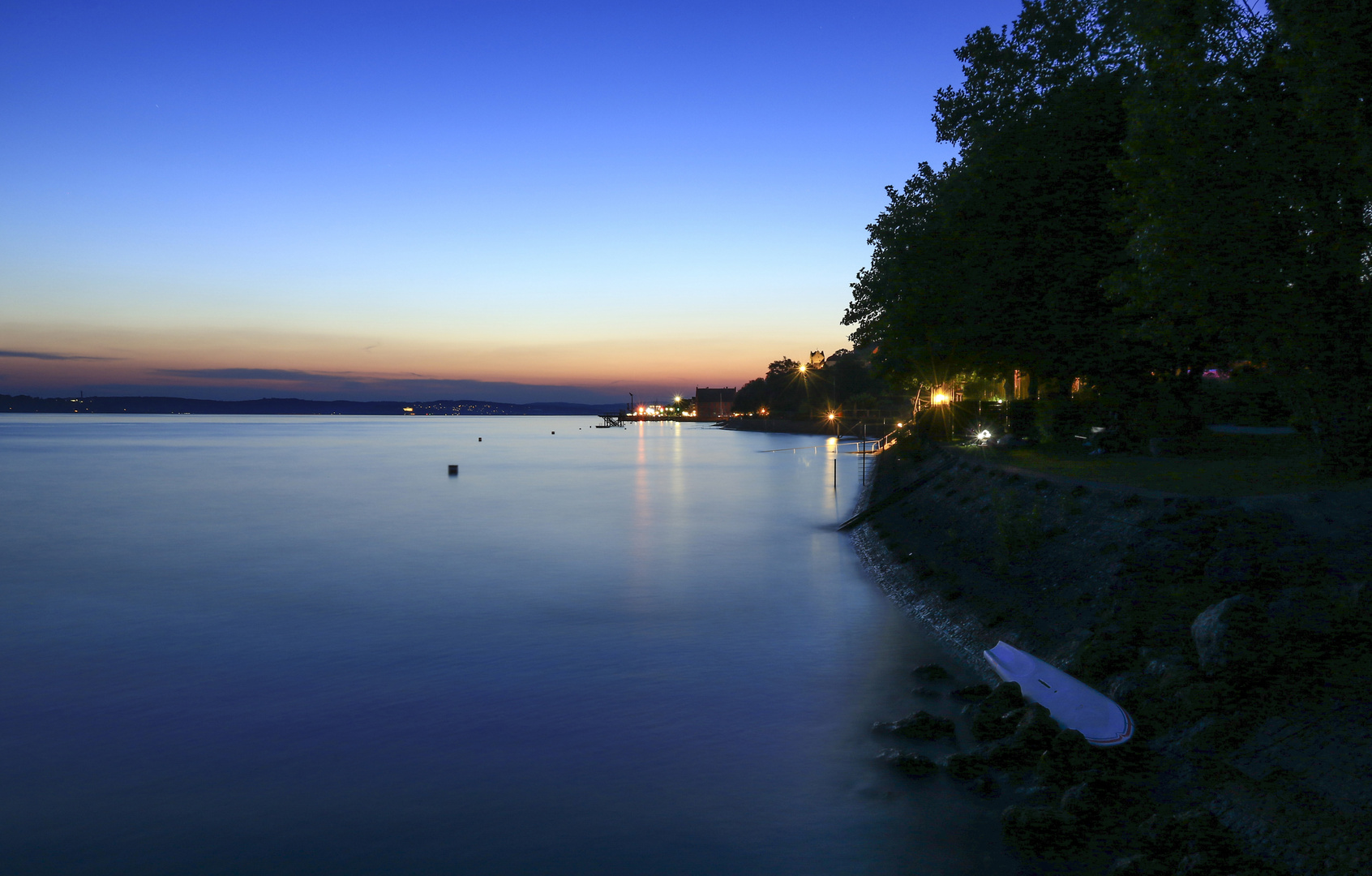 Späte blaue Stunde am Seeufer